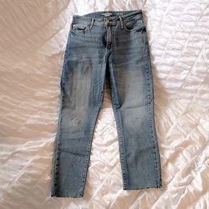 Denizen from Levi’s jeans. High-rise ankle slim. Never worn. Size 8.